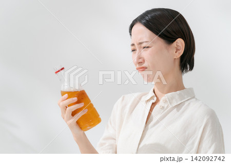 まずいお茶を飲む女性 まずいお茶を飲む女性 142092742