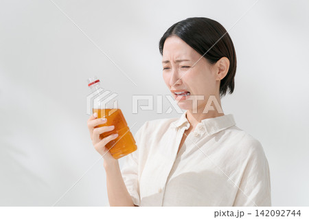まずいお茶を飲む女性 まずいお茶を飲む女性 142092744