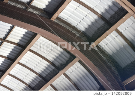 Industrial curved roof structure with metal mesh Industrial curved roof structure with metal mesh 142092809
