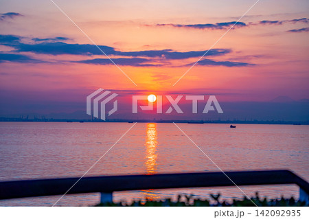東京湾・海ほたるPAから眺める横浜方面 夕景 東京湾・海ほたるPAから眺める横浜方面 夕景 142092935