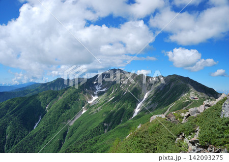 【山の風景】山梨県・北岳登山・間ノ岳 【山の風景】山梨県・北岳登山・間ノ岳 142093275