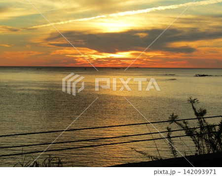 熊本県天草市、日本の夕陽百選にも選ばれた美しく幻想的な「魚貫・黒石の夕陽」 熊本県天草市、日本の夕陽百選にも選ばれた美しく幻想的な「魚貫・黒石の夕陽」 142093971