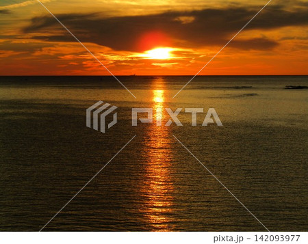 熊本県天草市、日本の夕陽百選にも選ばれた美しく幻想的な「魚貫・黒石の夕陽」 142093977