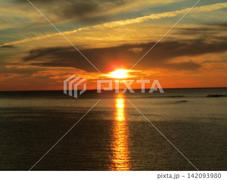 熊本県天草市、日本の夕陽百選にも選ばれた美しく幻想的な「魚貫・黒石の夕陽」 142093980