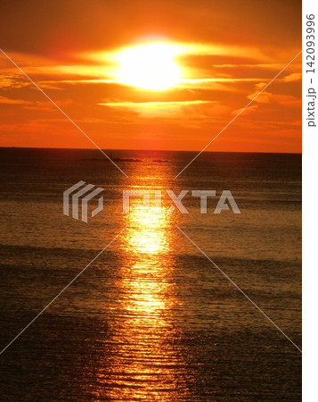 熊本県天草市、日本の夕陽百選にも選ばれた美しく幻想的な「魚貫・黒石の夕陽」 熊本県天草市、日本の夕陽百選にも選ばれた美しく幻想的な「魚貫・黒石の夕陽」 142093996