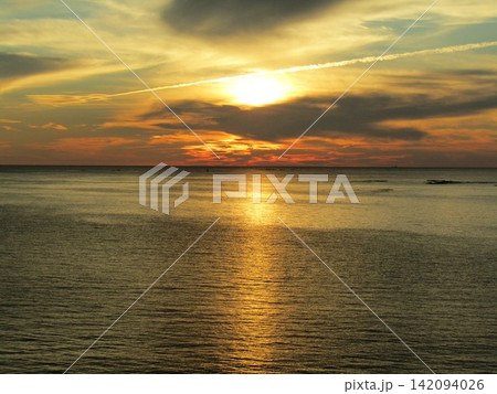 熊本県天草市、日本の夕陽百選にも選ばれた美しく幻想的な「魚貫・黒石の夕陽」 熊本県天草市、日本の夕陽百選にも選ばれた美しく幻想的な「魚貫・黒石の夕陽」 142094026
