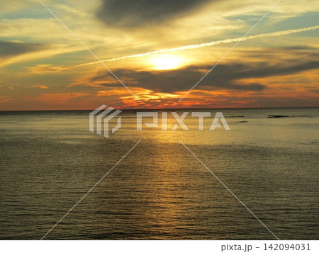 熊本県天草市、日本の夕陽百選にも選ばれた美しく幻想的な「魚貫・黒石の夕陽」 熊本県天草市、日本の夕陽百選にも選ばれた美しく幻想的な「魚貫・黒石の夕陽」 142094031