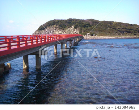 小島へ伸びる鮮やかな赤い橋 小島へ伸びる鮮やかな赤い橋 142094968