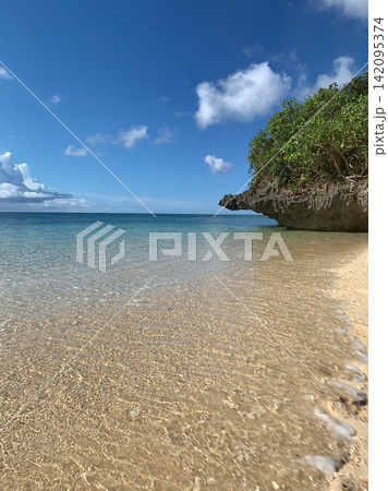 白い砂浜と青い海 白い砂浜と青い海 142095374