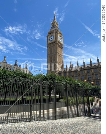 ロンドンの青空に映えるウェストミンスター宮殿(国会議事堂)とエリザベス・タワー(ビッグ・ベン) ロンドンの青空に映えるウェストミンスター宮殿(国会議事堂)とエリザベス・タワー(ビッグ・ベン) 142095549