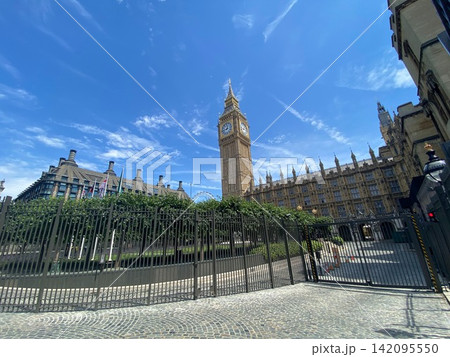 ロンドンの青空に映えるウェストミンスター宮殿（国会議事堂）とエリザベス・タワー（ビッグ・ベン） 142095550