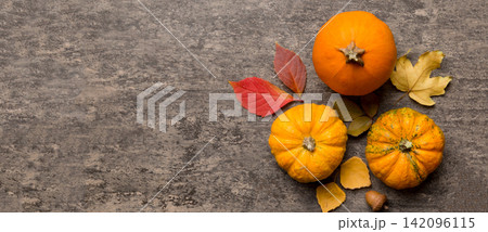 Autumn composition. Pattern made of dried leaves and other design accessories on table. Flat lay, top view 142096115