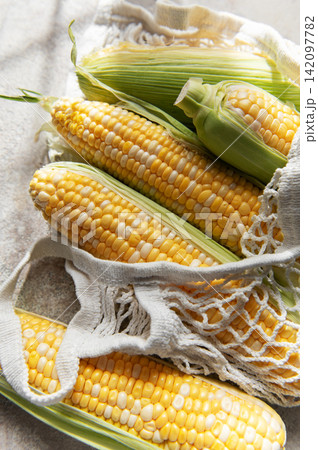 Fresh corn on the cob in eco friendly bag 142097782