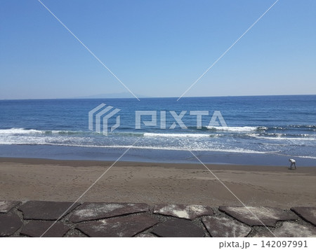 東伊豆・熱川の砂浜と青い海が広がる海岸風景 142097991