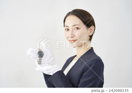 腕時計を持つ女性鑑定士 白背景 腕時計を持つ女性鑑定士 白背景 142098135