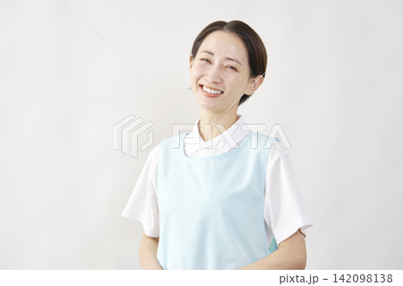 笑顔の介護士女性 白背景 笑顔の介護士女性 白背景 142098138