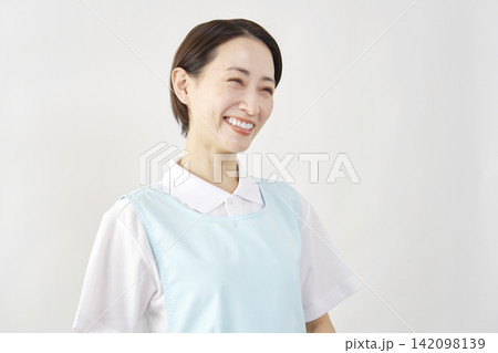 笑顔の介護士女性 白背景 笑顔の介護士女性 白背景 142098139