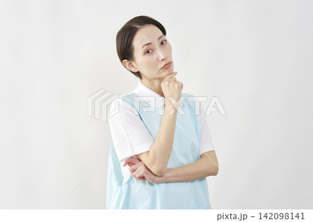 介護士女性　考える　白背景 142098141