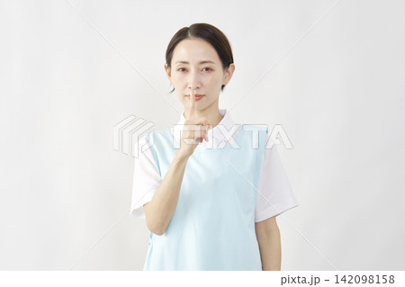 介護士女性　内緒のポーズ　白背景 142098158