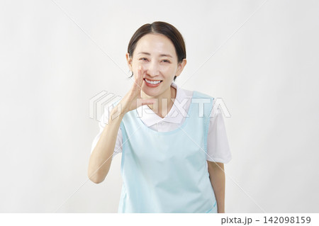 介護士女性　応援　白背景 142098159