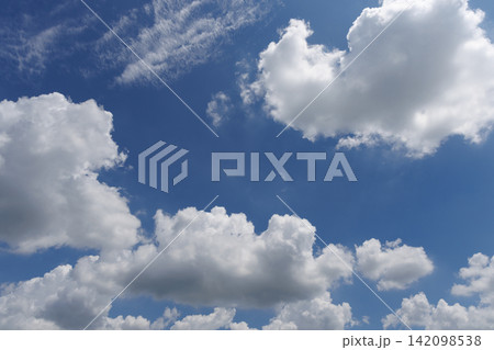 青空と白い雲 142098538