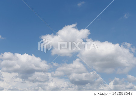 青空と白い雲 142098548