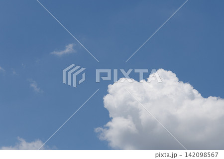青空と白い雲 142098567