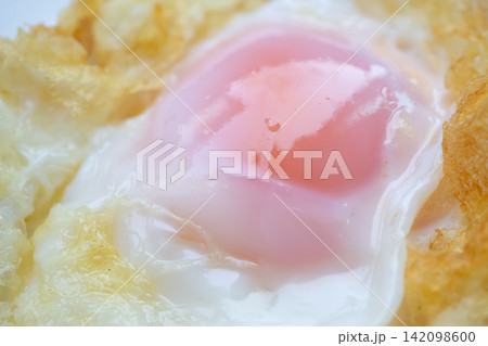 Fried egg on white dish close up 142098600