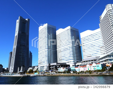 運河から見たランドマークタワー 142098879