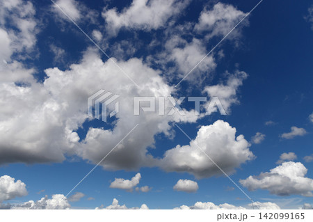 青空と白い雲 142099165