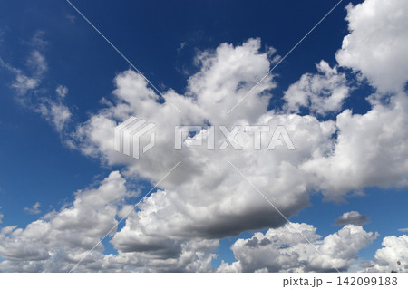 青空と白い雲 142099188