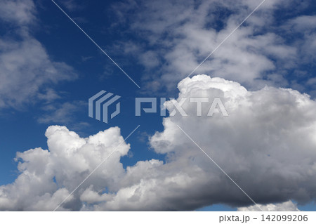 青空と白い雲 142099206