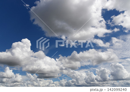 青空と白い雲 青空と白い雲 142099240