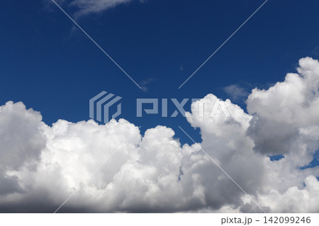 青空と白い雲 青空と白い雲 142099246
