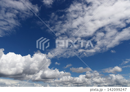 青空と白い雲 142099247