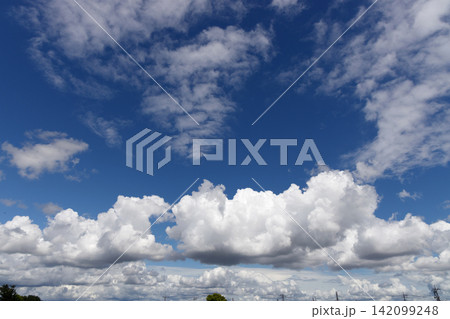 青空と白い雲 青空と白い雲 142099248