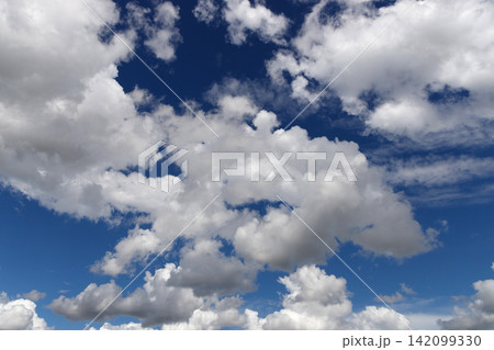 青空と白い雲 青空と白い雲 142099330