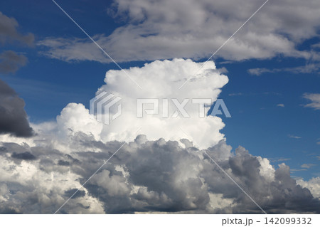 青空と白い雲 青空と白い雲 142099332