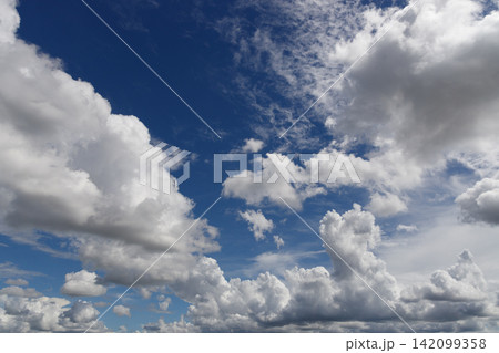 青空と白い雲 青空と白い雲 142099358