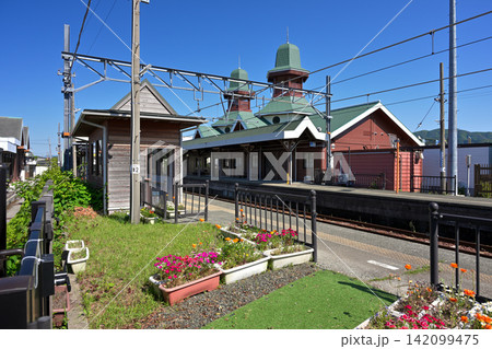 JR若狭本郷駅の駅舎(福井県大飯郡おおい町) JR若狭本郷駅の駅舎(福井県大飯郡おおい町) 142099475