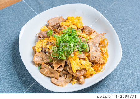 豚肉と卵の春雨炒め 豚肉と卵の春雨炒め 142099831