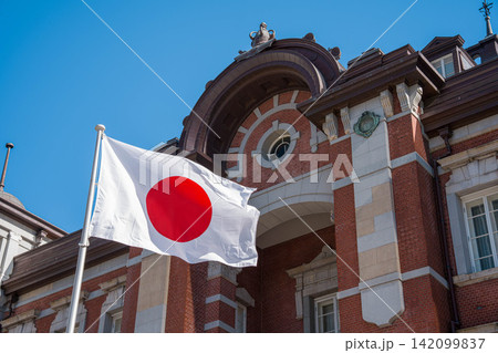 東京駅と青空にはためく日本国旗 東京駅と青空にはためく日本国旗 142099837