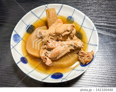 圧力釜で柔かく煮込んだ手羽元と大根の煮物 圧力釜で柔かく煮込んだ手羽元と大根の煮物 142100480