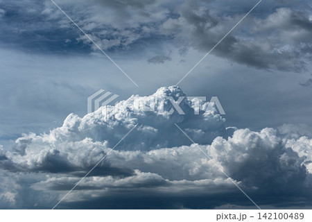 江戸川上空に現れた大きな積乱雲 江戸川上空に現れた大きな積乱雲 142100489