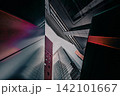 暗い枠組みとガラス反射が魅せる大手町ビル群の抽象風景 142101667