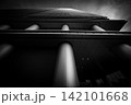 巨大な円柱と超高層ビルを捉えた白黒建築写真 142101668
