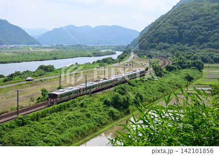 岡山県大河 吉井川を背景に 山陽路を快走する新型電車 岡山県大河 吉井川を背景に 山陽路を快走する新型電車 142101856