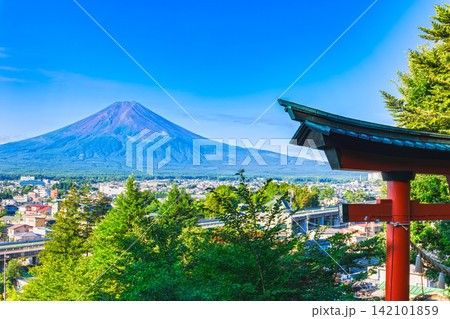 富士吉田から見る富士山 夏景 富士吉田から見る富士山 夏景 142101859