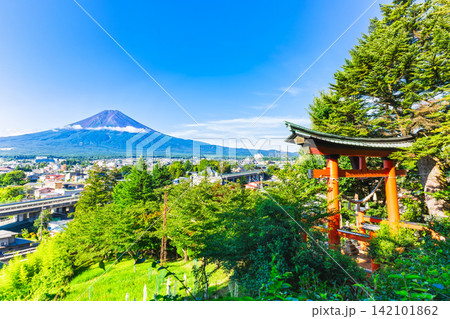 富士吉田から見る富士山　夏景 142101862