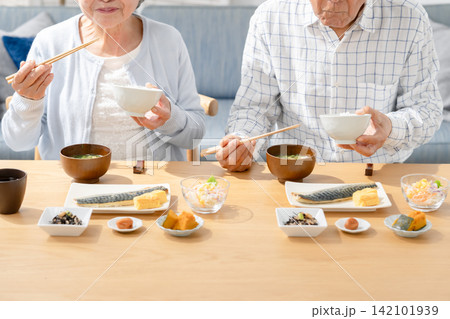 シニア 夫婦 食事 手元 シニア 夫婦 食事 手元 142101939